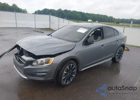 2016 Volvo S60 Cross Country T5 Platinum z USA, uszkodzony, nr VIN YV4612UM4G2000529